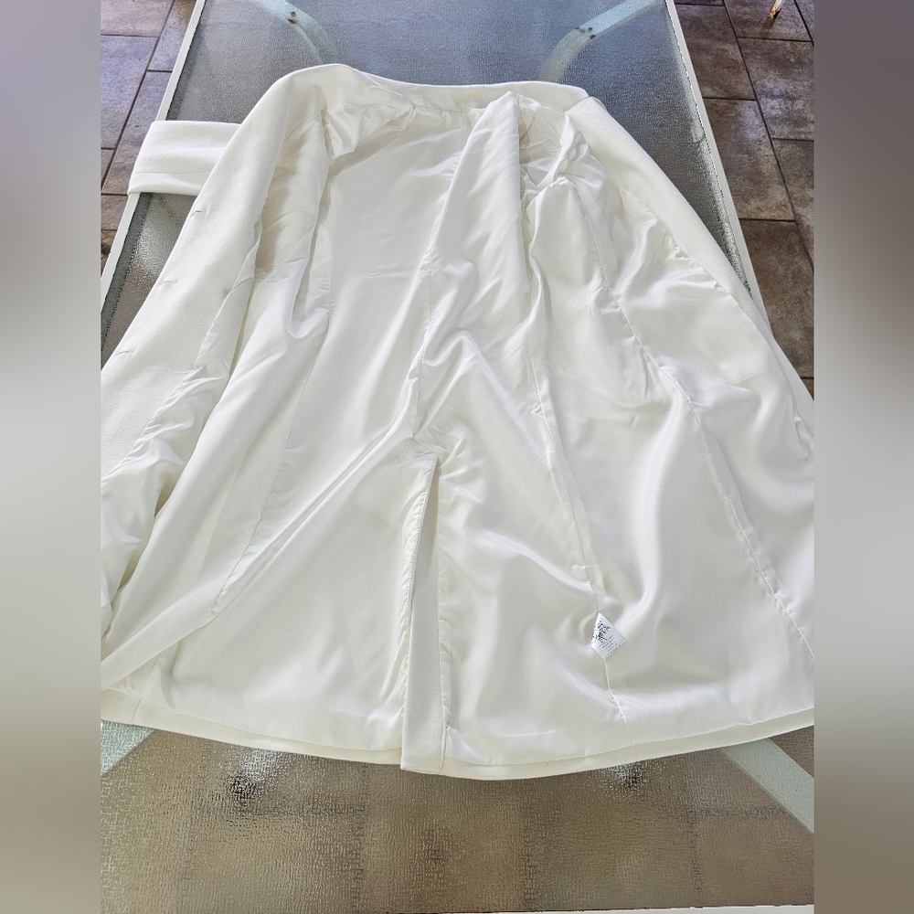 Elegant Woman's White Double-Breasted Fall/Winter Classic Coat with Gold Buttons - Picture 9 of 13